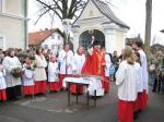 Pfarrer Fischer bei der Segnung an der Lourdes-Kapelle