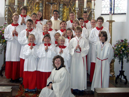 Die aktuelle Ministrantenbesetzung mit Pfarrer Sinha Roy und Kirchenpflegerin