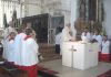 Bischof Dietl während des Festgottesdienstes am neuen Volksaltar in der Beyhartinger Klosterkirche