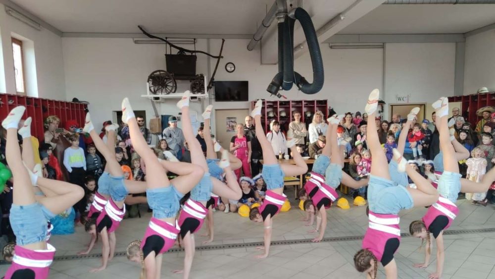 showtanz gruppe vom tsv ostermuenchen tritt im feuerwehrhaus beyharting auf J6b