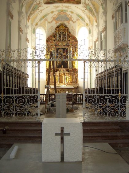 Der neue Altar kurz vor der Einweihung