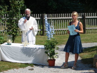 Diakon Hilger und Jessica Wagner bei ihrer Ansprache