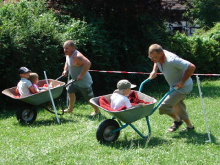 Beim Schubkarrenrennen