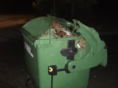Der zerstörte Papiercontainer