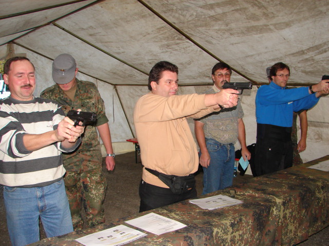 Die Waffen konnten vor der Turnierteilnahme genau inspiziert werden